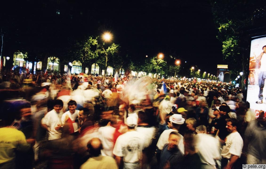 Foule en mouvement sur les champs Elysées le soir du 12 juillet 1998