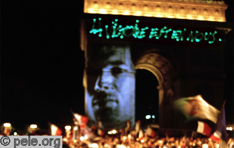 Le visage de Zinedine Zidane, joueur de l'équipe de France de football, est projeté sur l'Arc de triomphe avec le slogan La victoire est en nous