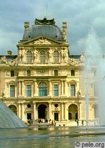 Le Louvre avec des jets d'eau