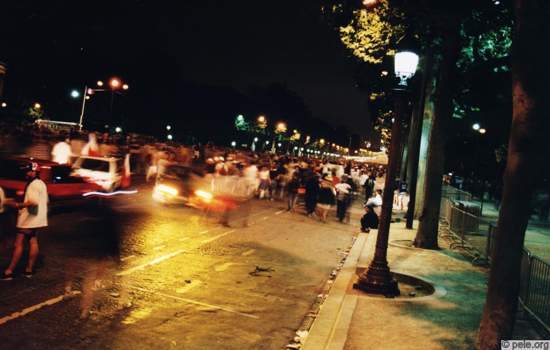 Quelques voitures s'introduisent sur les champs Elysées (photo au niveau de l'avenue Marigny) le soir du 12 juillet 1998