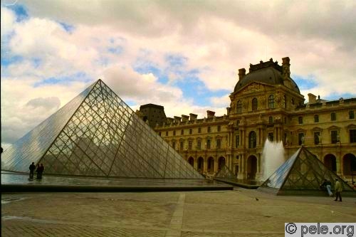 La Cour Napoléon, le Louvre, la pyramide de jour
