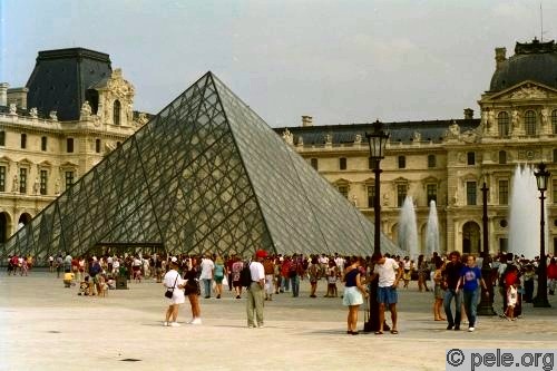 La Cour Napoléon, le Louvre, la pyramide de jour