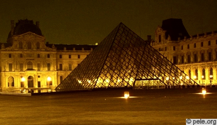 La pyramide de Pei au Louvre de nuit