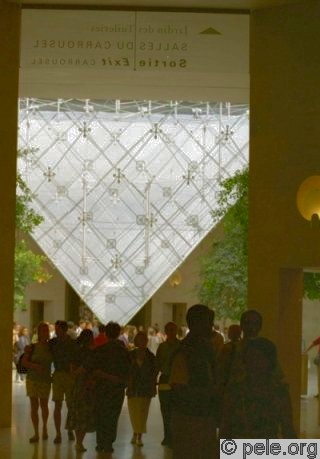 Centre commercial et entrée du musée en souterrain avec la pyramide inversée
