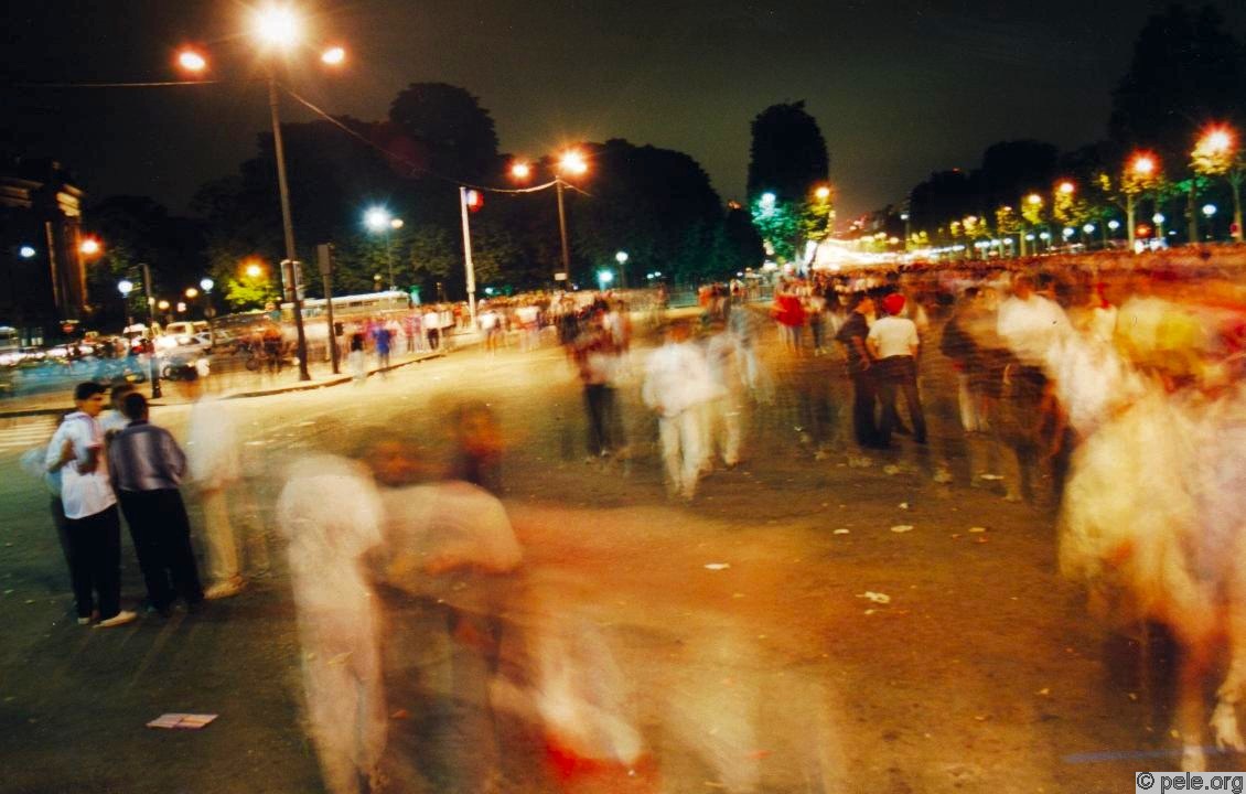 Moins de foule sur les champs Elysées au niveau de l'avenue Churchill le soir du 12 juillet 1998