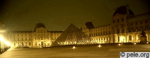 La cour Napoléon, le musée du Louvre et au centre la pyramide (de nuit)